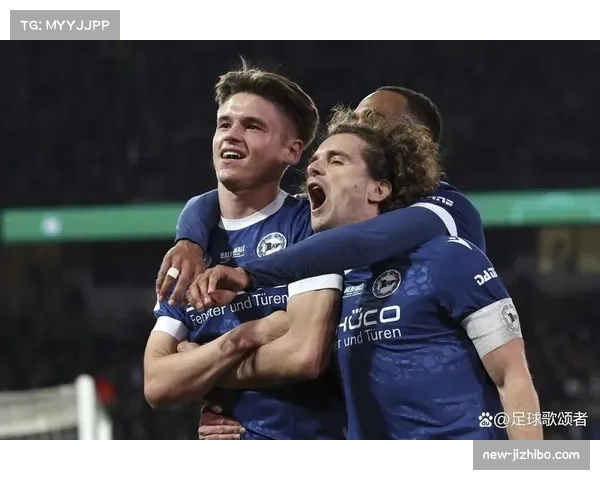 业余联赛观察：草根足球比赛中模仿德甲球队边路套边战术成风潮